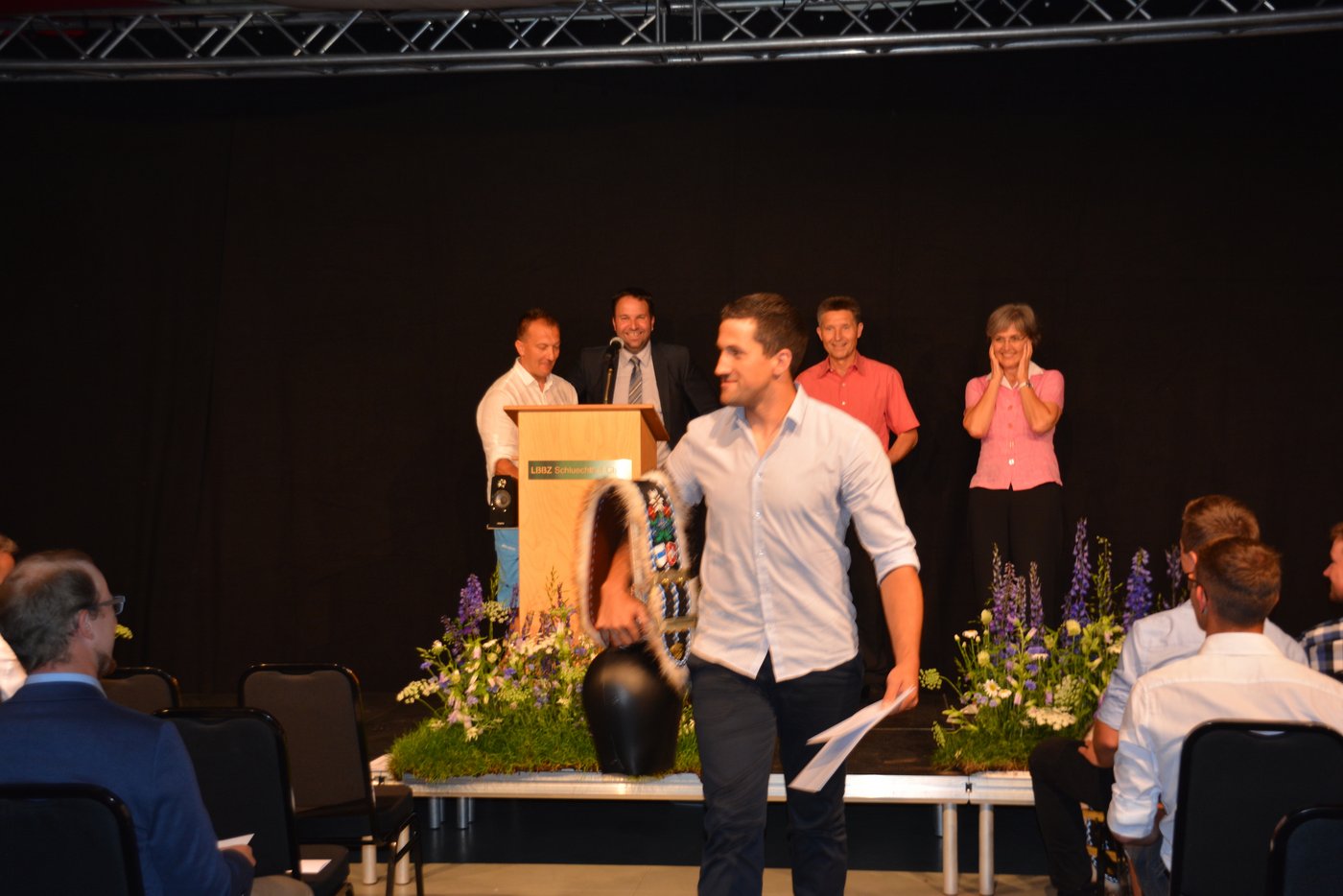 Der Zweitplatzierte des HF-Jahrgangs, René Fassbind, mit seiner Trychel.