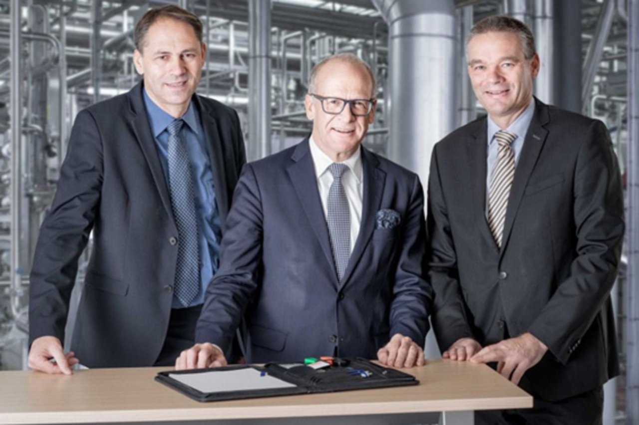 Anstelle von Christof (l.) und Markus Züger (r.) wird neu Martin Gehrer die Verwaltungsräte der Züger Frischkäse AG und der Holding präsidieren. (zvg)