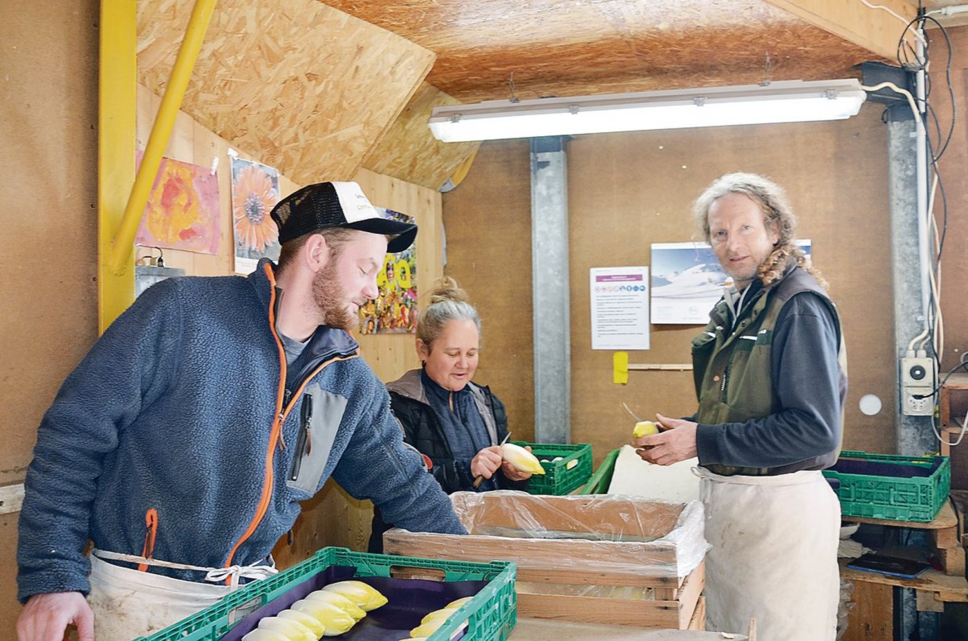 Seit 2020 bilden Jannic Hut und seine Eltern, Beatrice und Hans Jörg (v. l. n. r.), eine Generationengemeinschaft und ergänzen sich bei allen anfallenden Arbeiten auf dem Biohof. (Bilder Isabelle Schwander)
