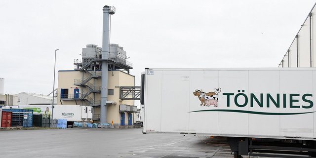 Aufgrund von mehr als 1000 Corona-Infizierten in der deutschen Fleischfabrik Tönnies Ende Juni, musste der Betrieb für zwei Wochen still gelegt werden. Dadurch warten nun 500'000 Schweine auf ihre Schlachtung. (Bild Tönnies)