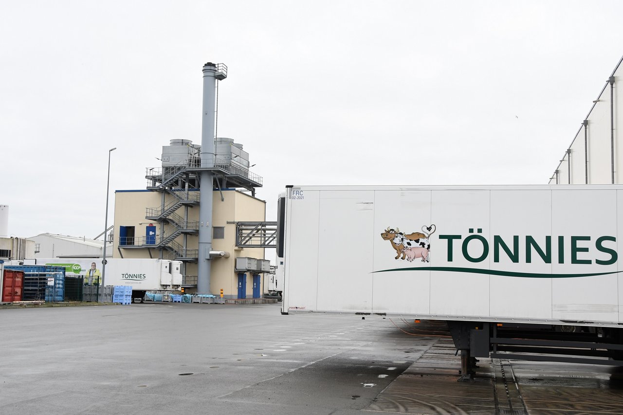 Aufgrund von mehr als 1000 Corona-Infizierten in der deutschen Fleischfabrik Tönnies Ende Juni, musste der Betrieb für zwei Wochen still gelegt werden. Dadurch warten nun 500'000 Schweine auf ihre Schlachtung. (Bild Tönnies)