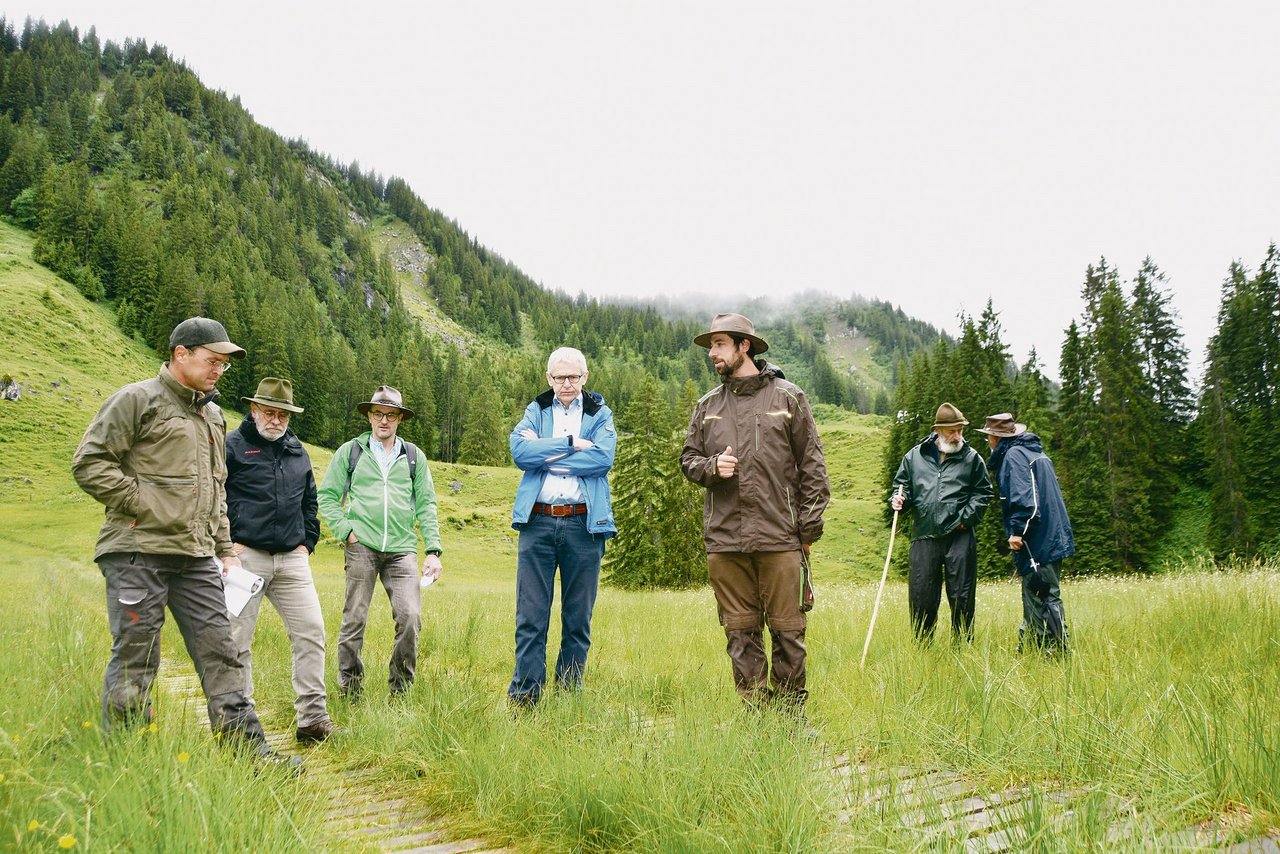 Sie alle stehen auf den Holzrost über das Flachmoor: Biologe Marcel Züger, Biosphären-Direktor Theo Schnider, Älpler Urs Renggli, Nationalrat Leo Müller und Älpler Hanspeter Renggli (v. l. n. r.). (Bild Armin Emmenegger)