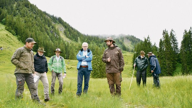 Sie alle stehen auf den Holzrost über das Flachmoor: Biologe Marcel Züger, Biosphären-Direktor Theo Schnider, Älpler Urs Renggli, Nationalrat Leo Müller und Älpler Hanspeter Renggli (v. l. n. r.). (Bild Armin Emmenegger)