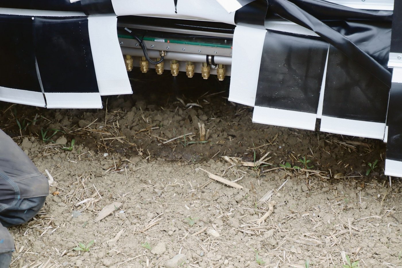 Jede dieser Düsen ist einzeln gesteuert und wird innert Sekundenbruchteilen für einen kurzen Spritzstrahl geöffnet. (Bild Roland Müller)