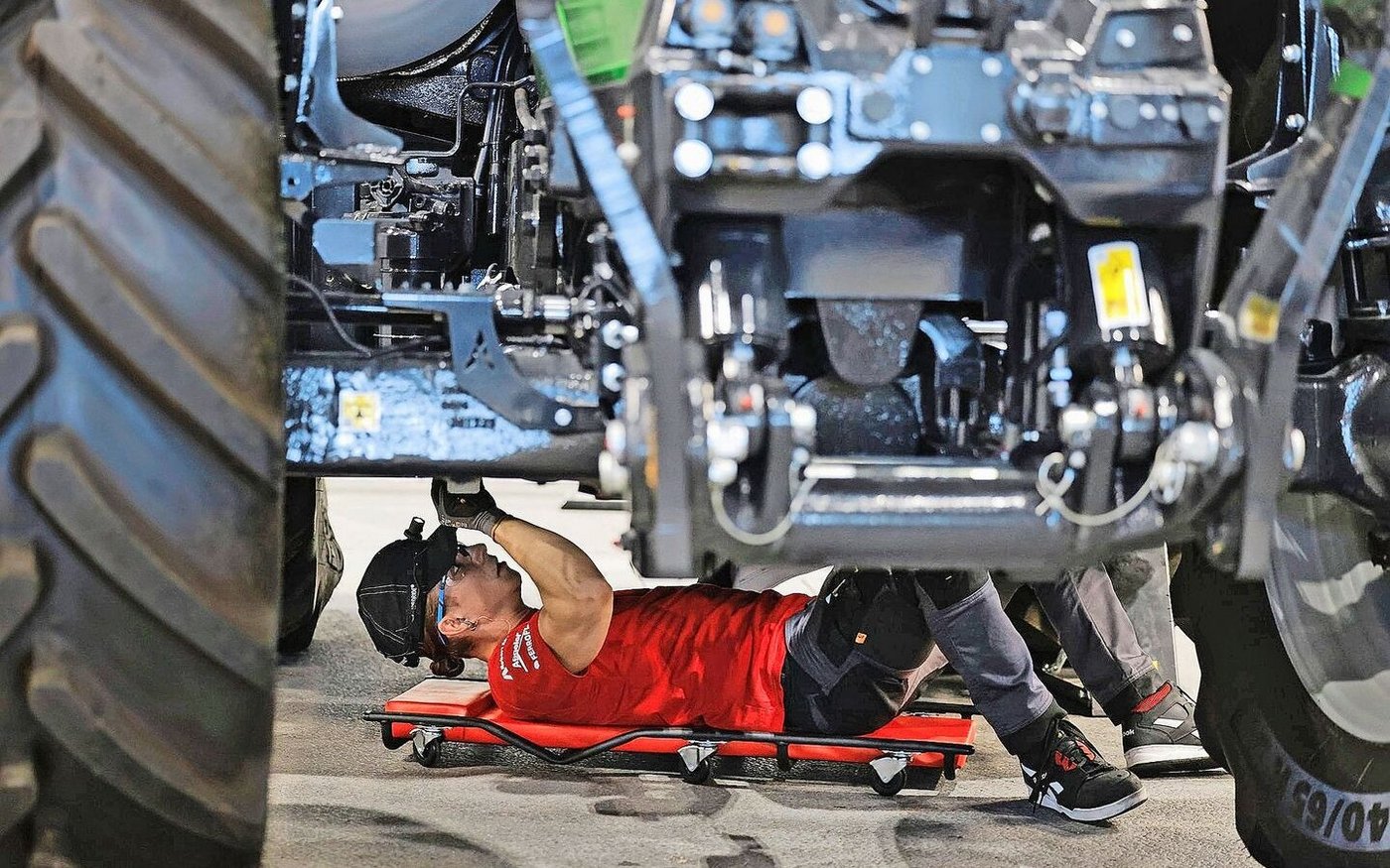 Aufgabe Nummer vier: Ablieferungskontrolle an einem Deutz-Fahr-Traktor.