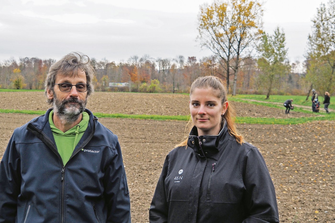 Landwirtin Daniela Gamper will es sich nochmals überlegen, ob sie den Betrieb ihres Vaters Ruedi übernehmen will.