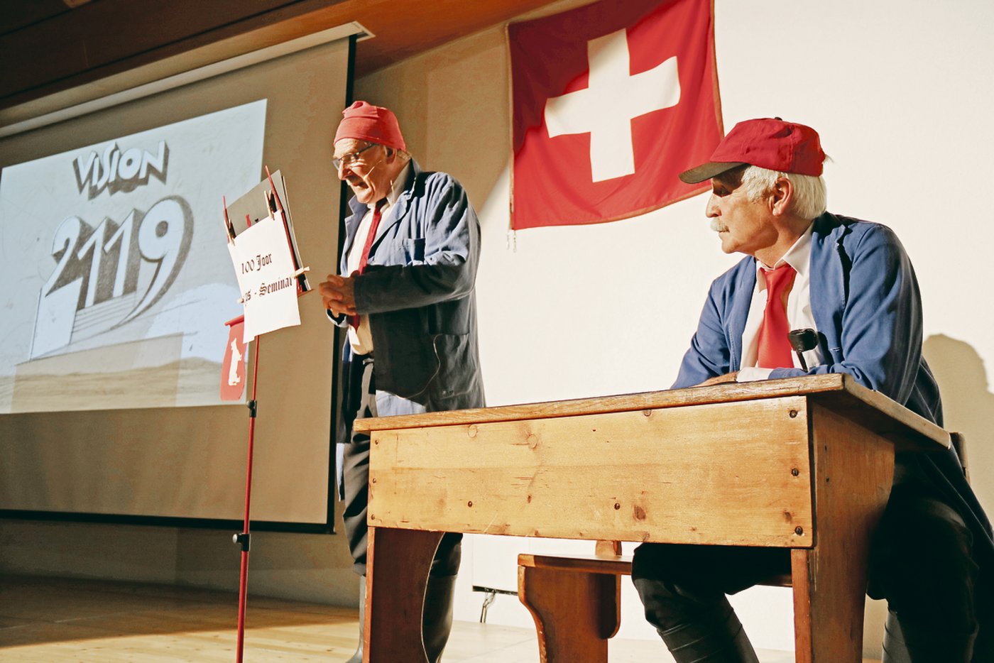 Die beiden ehemaligen Schulleiter Matthias Hoder (links) und Robert Wenger erzählten humorvoll über das Schülerleben früher, ganz früher und ganz ganz früher.