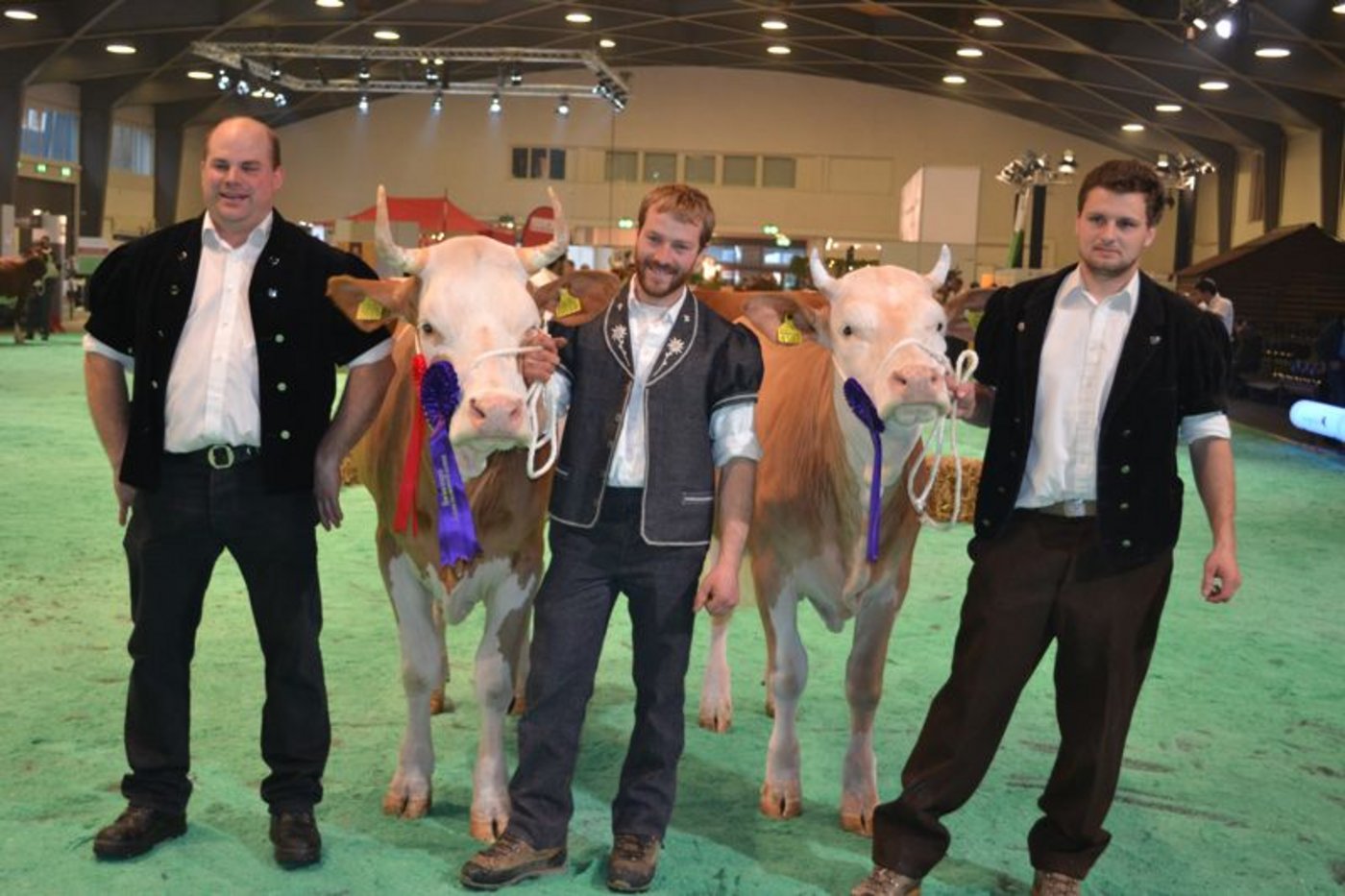 Junior Champion (links): Granat Etoile, Michael Amey, Montbovon / Reserve Junior Champion: Dario Gemsch, Max und Hubert Reichenbach, Lauenen