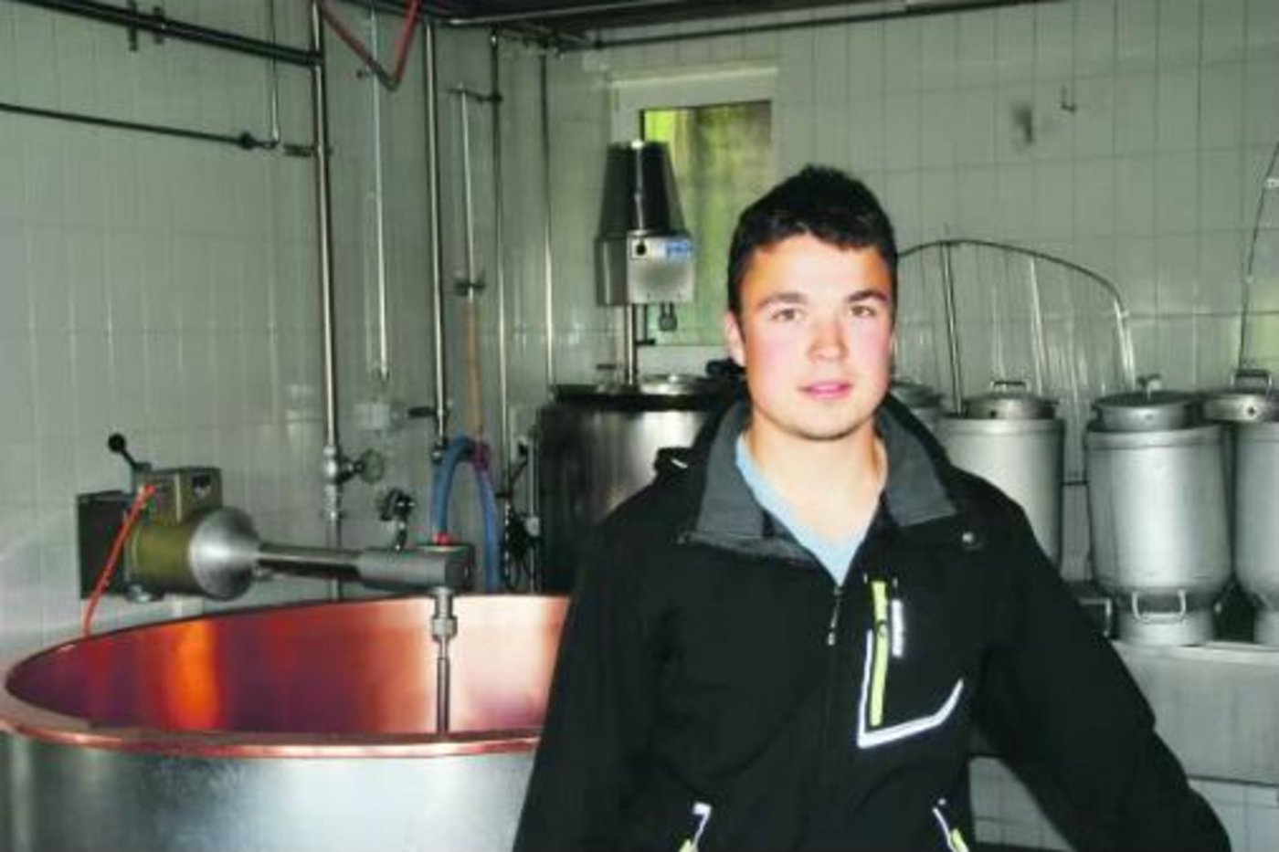 Hannes Ackermann ist mit dem Käsen aufgewachsen. Langfristig möchte er auch hier  die Arbeit seines Vaters übernehmen. (Bilder Michael Götz)