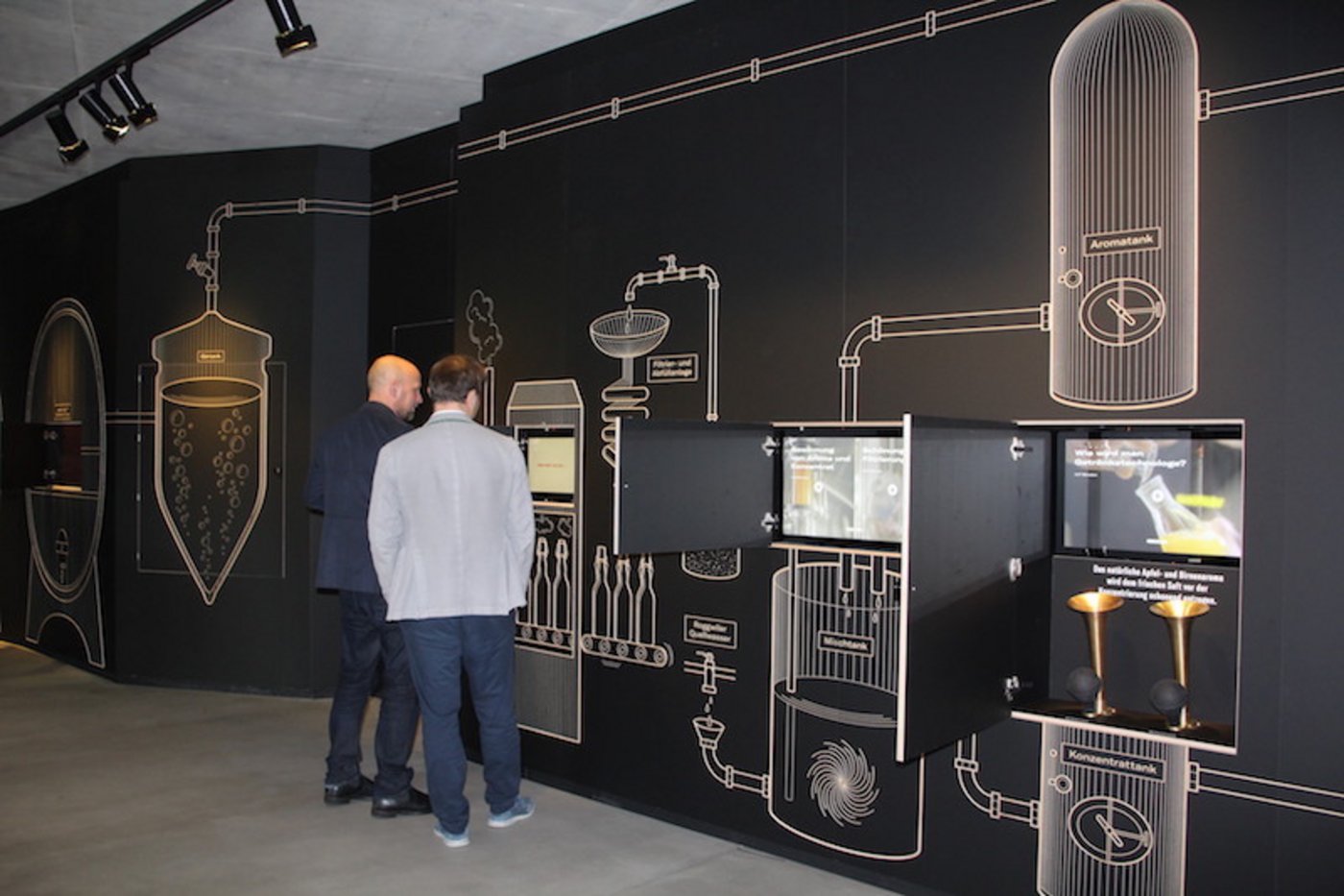 Jedes Törchen verbirgt eine Überraschung, Filmchen, Gucklöcher in die heutige Arbeitswelt der Mosterei Möhl oder in die Vergangenheit.