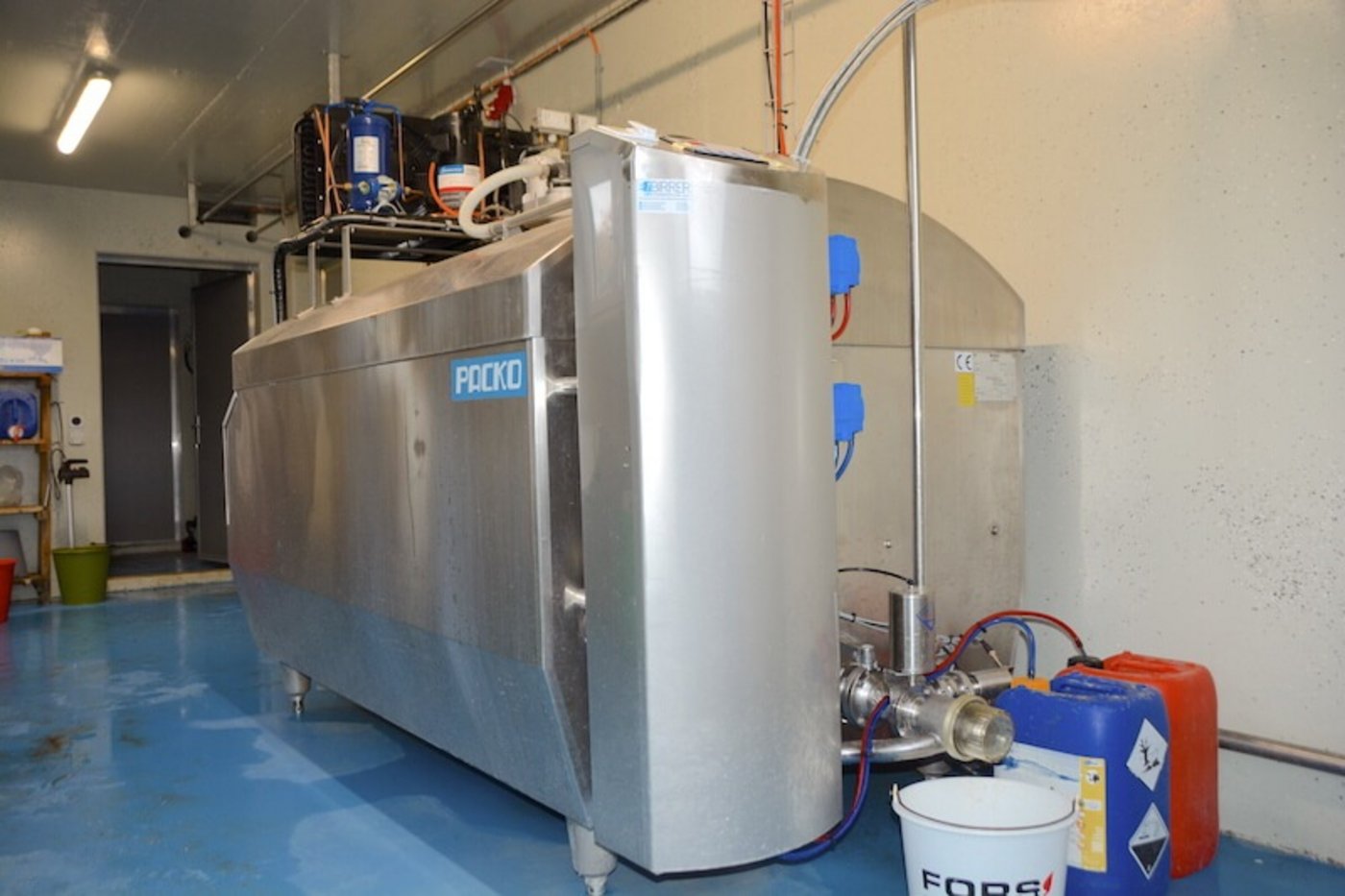 Die Milch wird mit Eiswasser gekühlt, der Strom dazu kommt vom Dach. 