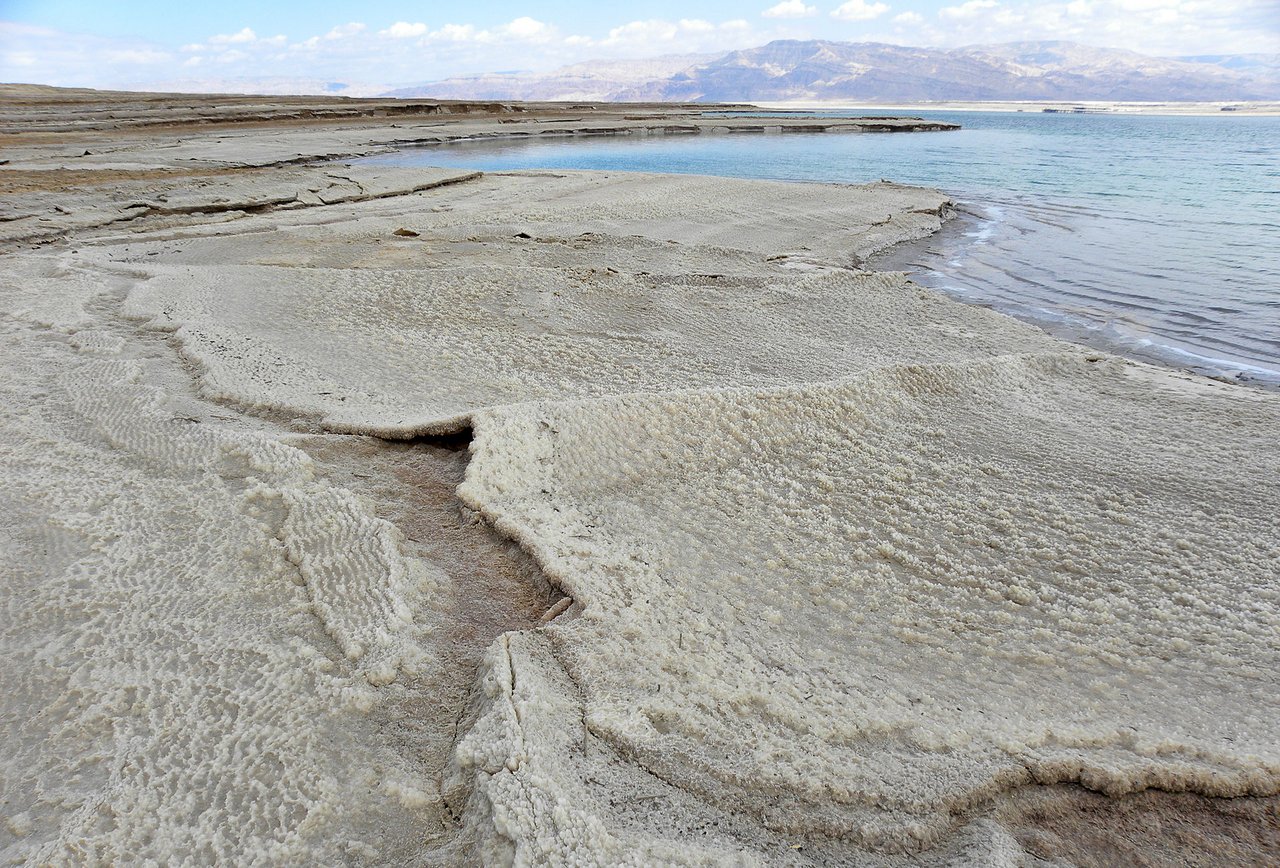 Ausgedehnte Salzkruste am Ufer des Toten Meeres. (Bild Wilson44691) 