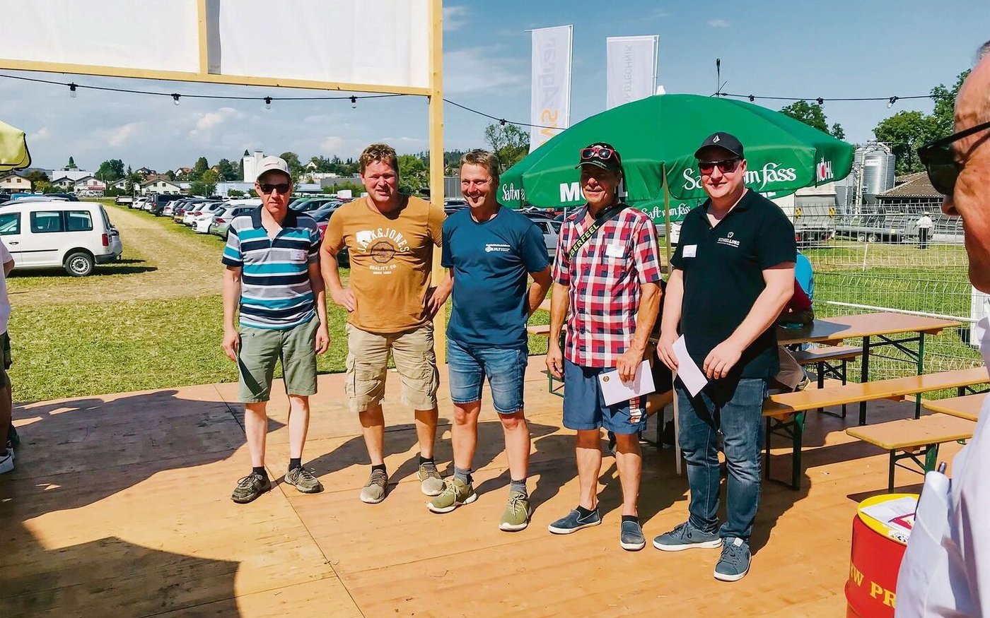 Die fünf besten Fahrer der Kategorie Elite. In der Mitte lacht Sieger Markus Bucher.