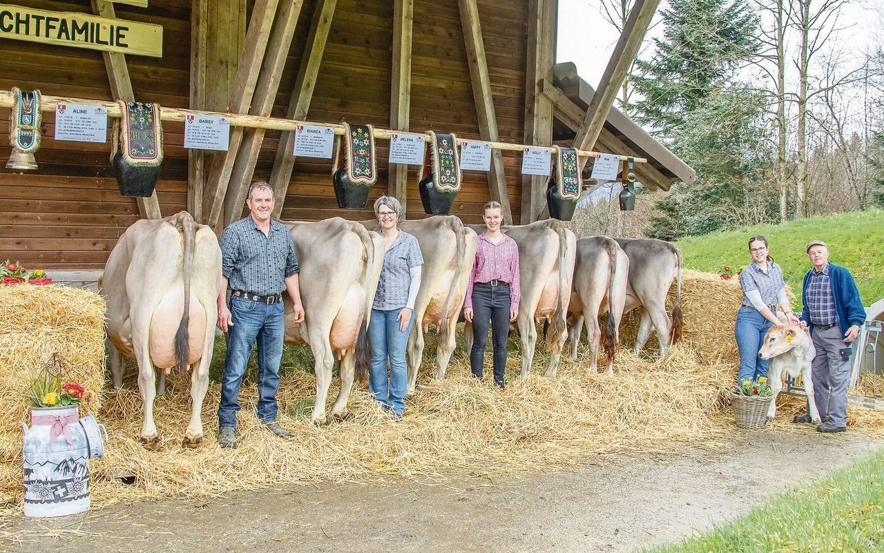 Mit viel Herzblut präsentierten die Züchterfamilien in diesem Frühjahr ihre Tiere: die Familie Marcel Kiser, Alpnach, mit den Nachkommen von Anibal Aline.