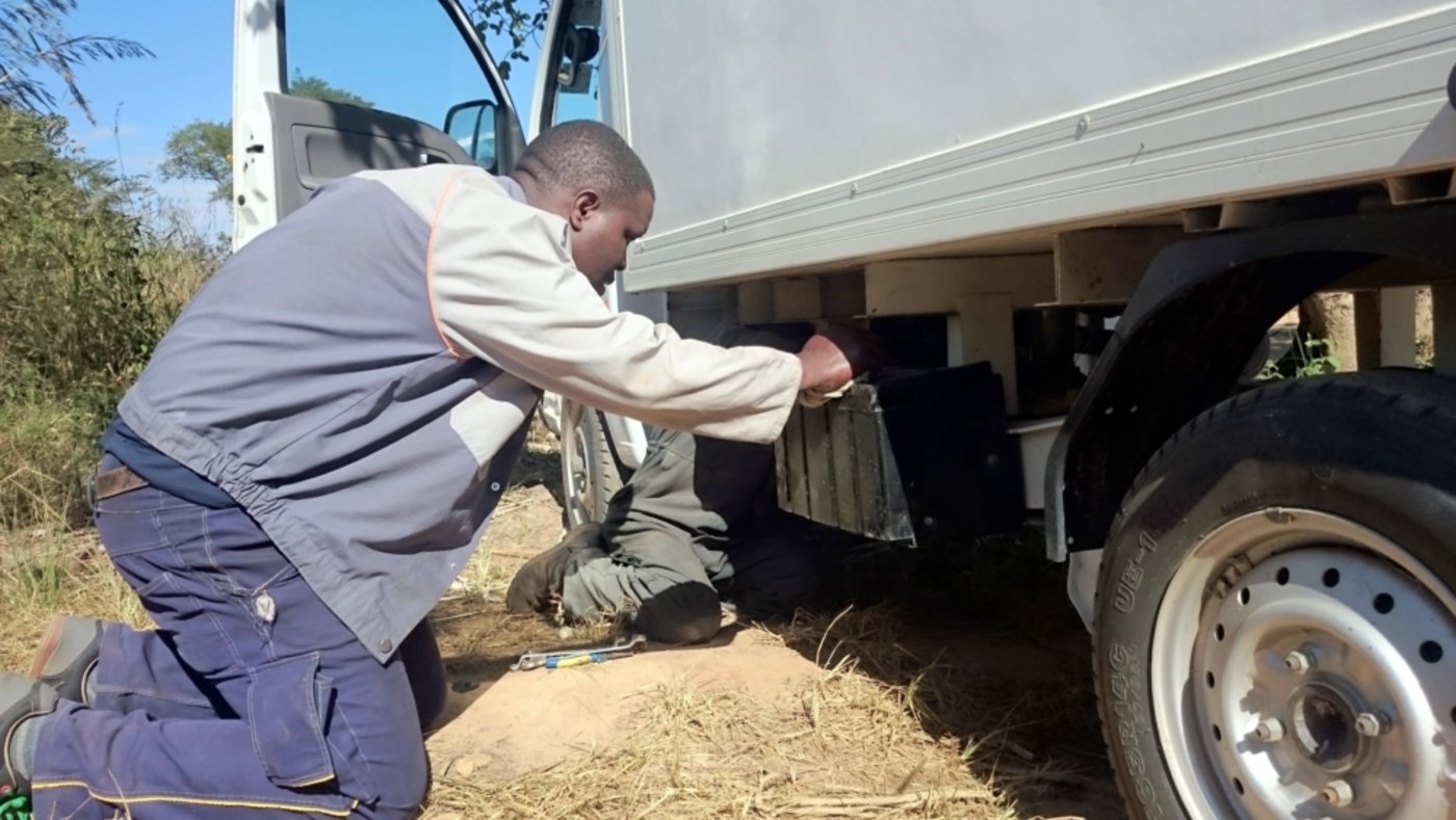 Kurz darauf: der Tata-Lieferwagens macht schlapp. Die KATC-Mechaniker diagnostizieren Luft im Treibstoffsystem. (Bild Markus Schär)