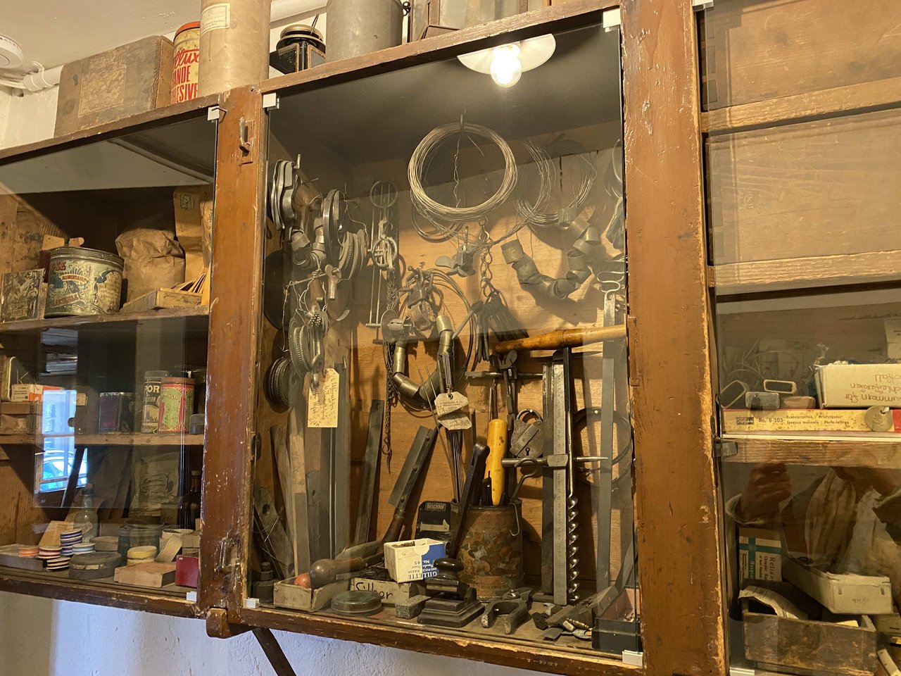 In den Räumlichkeiten der alten Klötzli-Schmiede sind Werkzeug, Material und Möbelstücke aus den letzten 175 Jahren erhalten geblieben. 