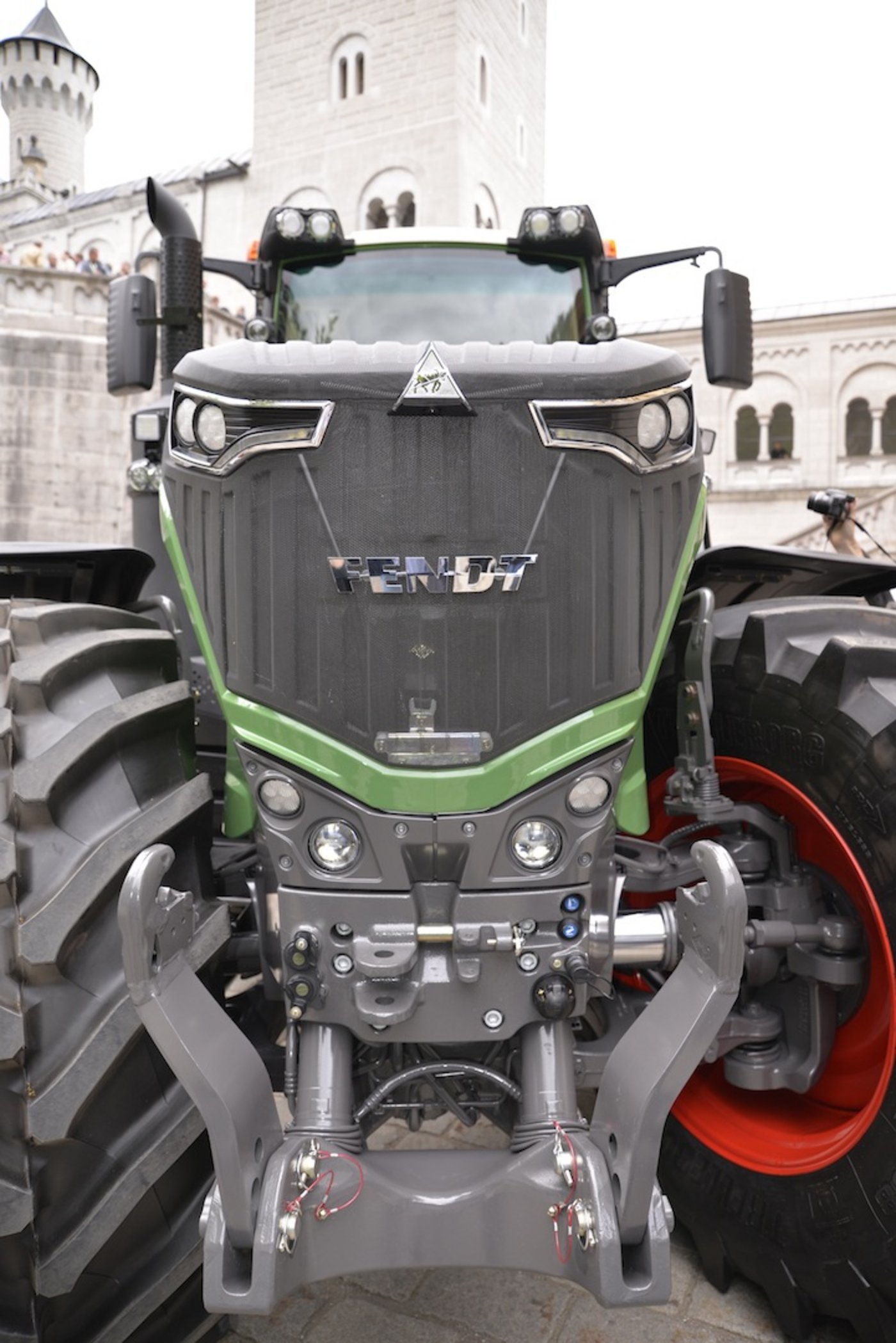 Die Front ist beeindruckend. Die Bereifung vorne: 710/65 R38