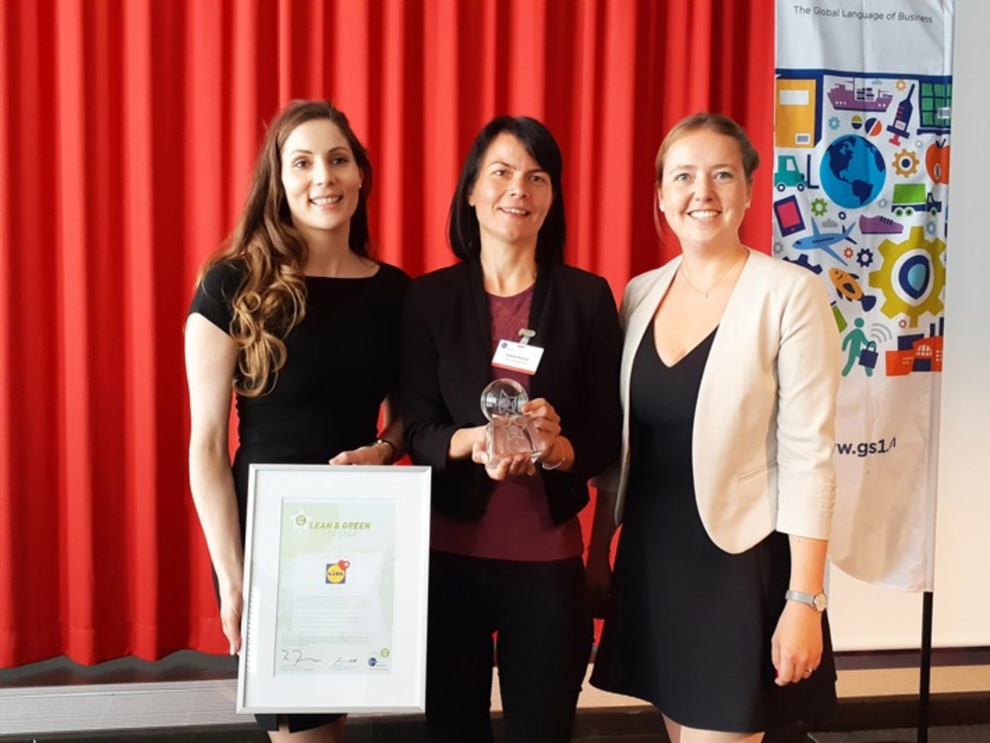 Drei Frauen posieren mit der Auszeichnung: V.l.n.r.: Corina Milz, Head of Corporate Communications & CSR Lidl Schweiz, Sabine Rapold, Senior Manager Logistics Lidl Schweiz, Jenny Butterweck, Mitarbeiterin CSR Lidl Schweiz. (Bild zVg)