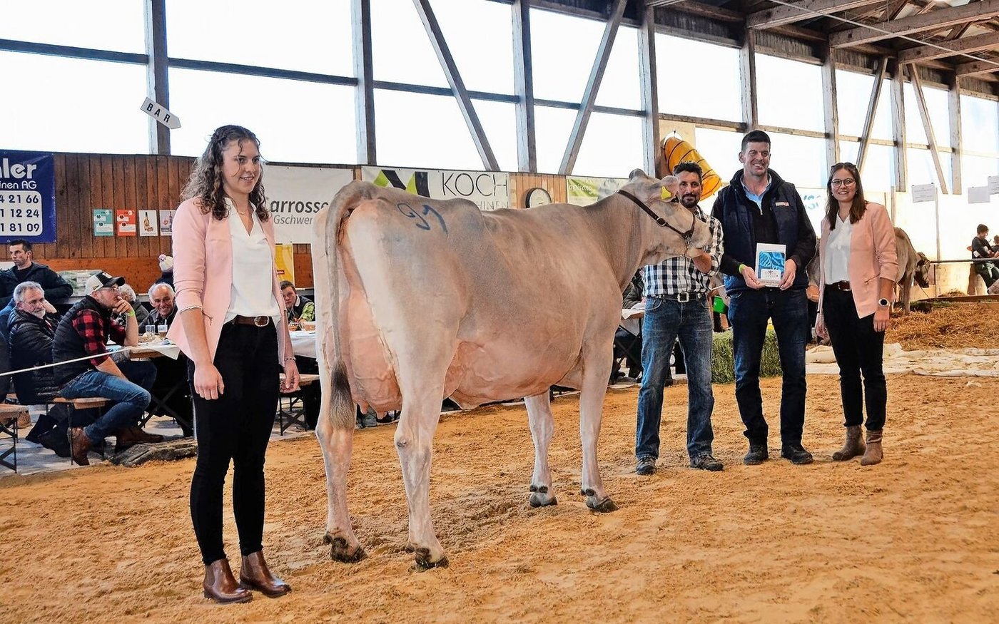 Adrian Arnold, Präsident von Braunvieh Schweiz, überreichte Christian Sprecher den Genetikpreis für Brice Amelie.