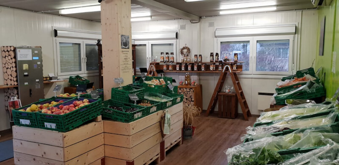 Eine vielfältige Produktepalette verkauft Mühlestein in ihrem eigenen Hofladen. Die Eier vom eigenen Hof ergänzt sie mit Bio-Obst von ihrem Freund und Bio-Gemüse aus der Region. (Bild lid)