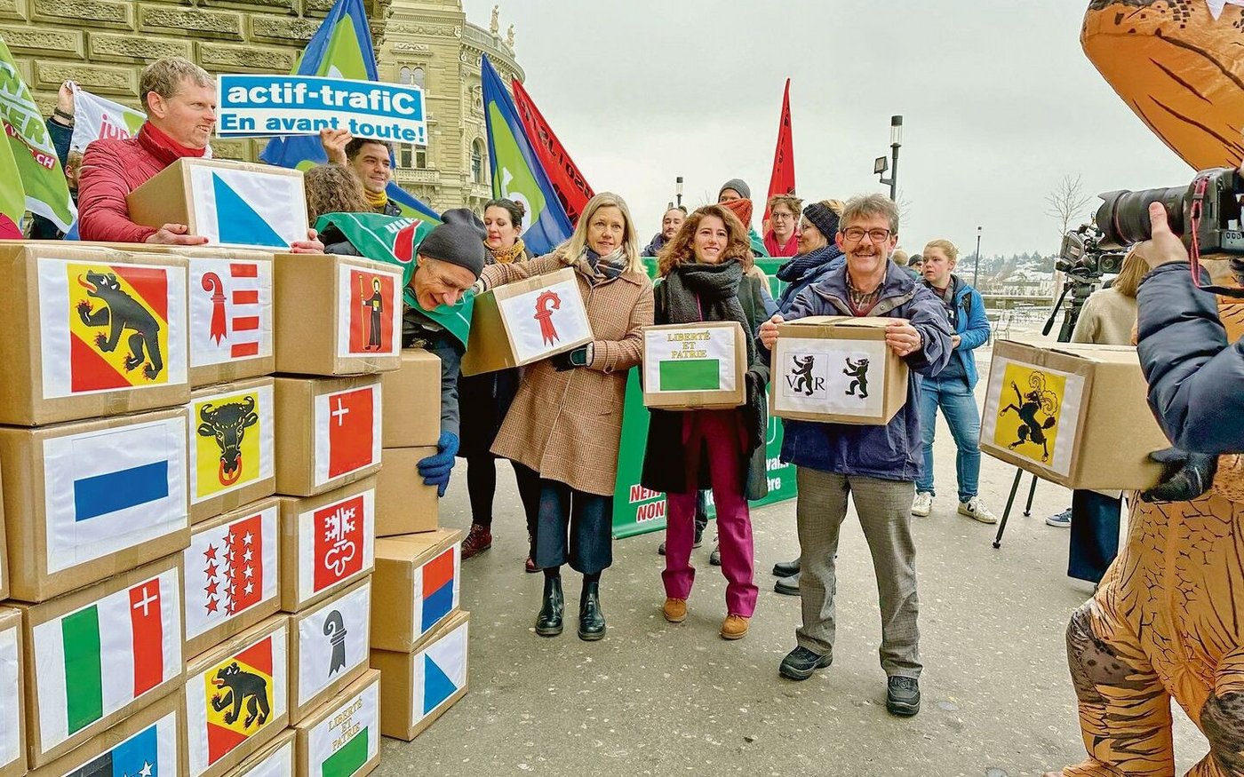Mit 100 000 Unterschriften – doppelt so viele als nötig – wurde das «Referendum gegen den Autobahn-Bauwahn» vor der Bundeskanzlei in Bern eingereicht.