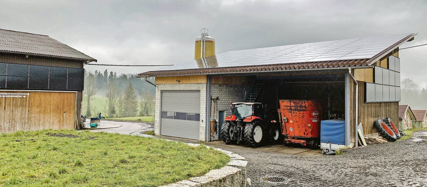 Neben dem Dach der Maschinenhalle ist neu auch die Fassade mit PV-Modulen bestückt – für die Morgensonne. 