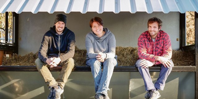 Frank und Cornelia Stelzer und Philipp Fürst (v.l.) sitzen in der Heuraufe..