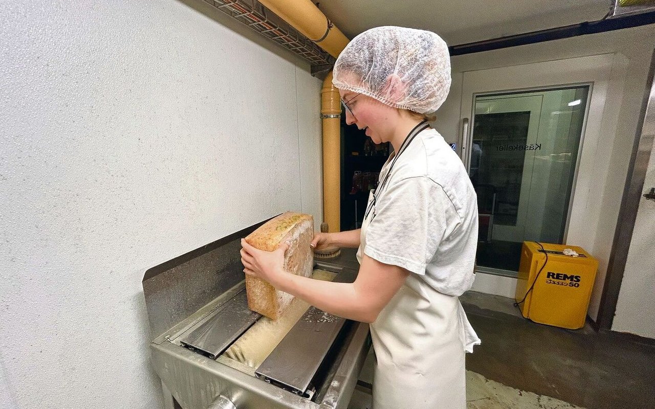 Regelmässig schmiert Sophie Bührer die Käse mit der Käseschmiermaschine. Das gehört zum Reifungsprozess und begünstigt die Verhärtung der Rinde. 