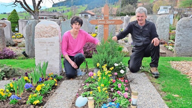 Damaris und Niklaus Damaris und Niklaus Saurer am Grab ihres Sohnes Simon. Noch steht sein Name auf einem provisorischen Holzkreuz. «Wir haben etwas Schönes schnitzen lassen, etwas, das zu Simon passt.»