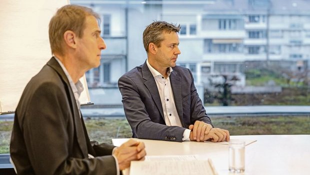 Stefan Kohler (links) und Boris Beuret machen einen möglichen Rückgang der Anzahl Milchproduzenten in der Schweiz und im übrigen Europa zum Thema.