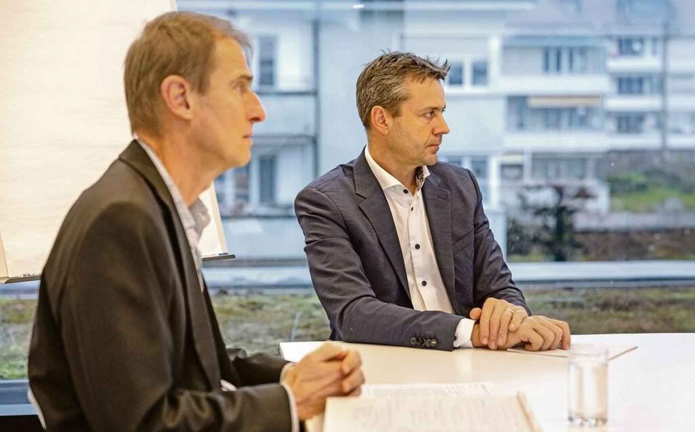 Stefan Kohler (links) und Boris Beuret machen einen möglichen Rückgang der Anzahl Milchproduzenten in der Schweiz und im übrigen Europa zum Thema.