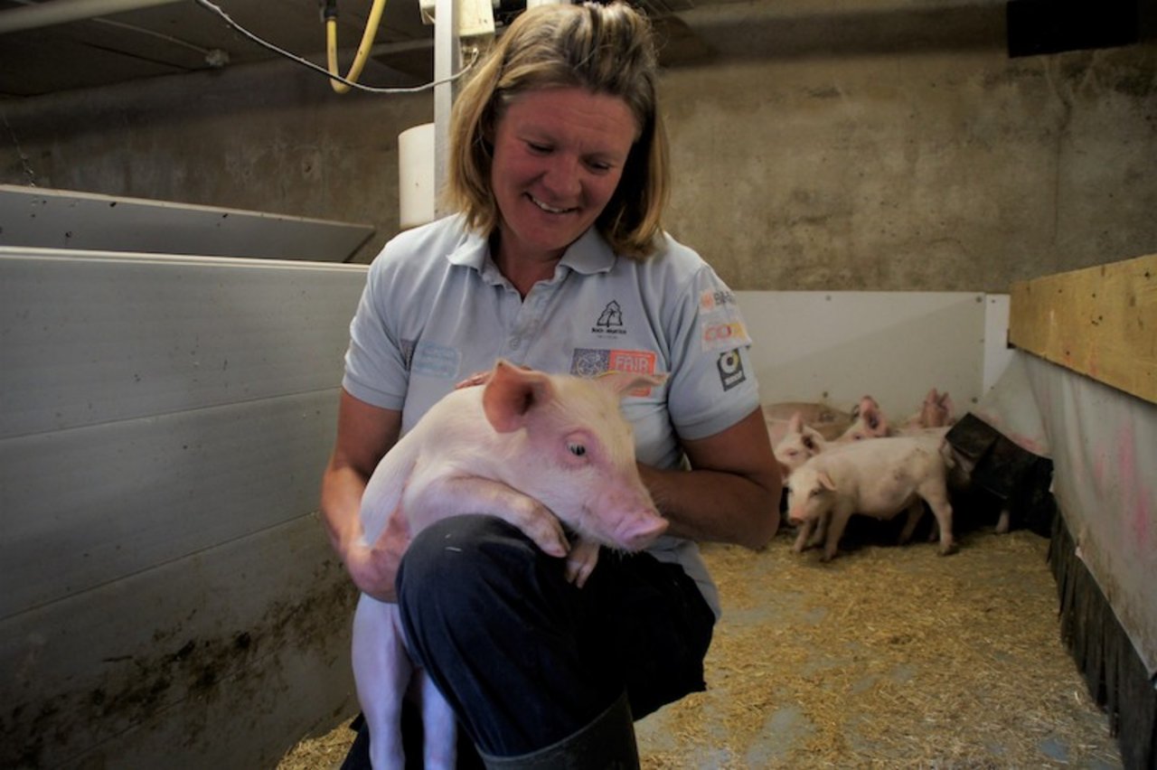 Normalerweise bleibt in ihrem Alltag als Betriebsleiterin nicht viel Zeit zum Kuscheln. Trotzdem: die Schweine müssen gut überwacht werden, denn gesundheitliche Probleme können schnell gravierende Auswirkungen haben.