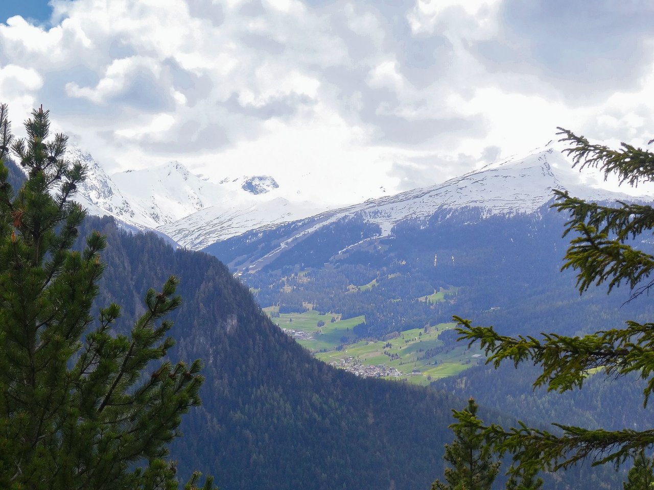 Blick ins Surses-Tal: Auch hier liegen die Alpgebiete Ende Mai noch unter einer dicken Schneeschicht.