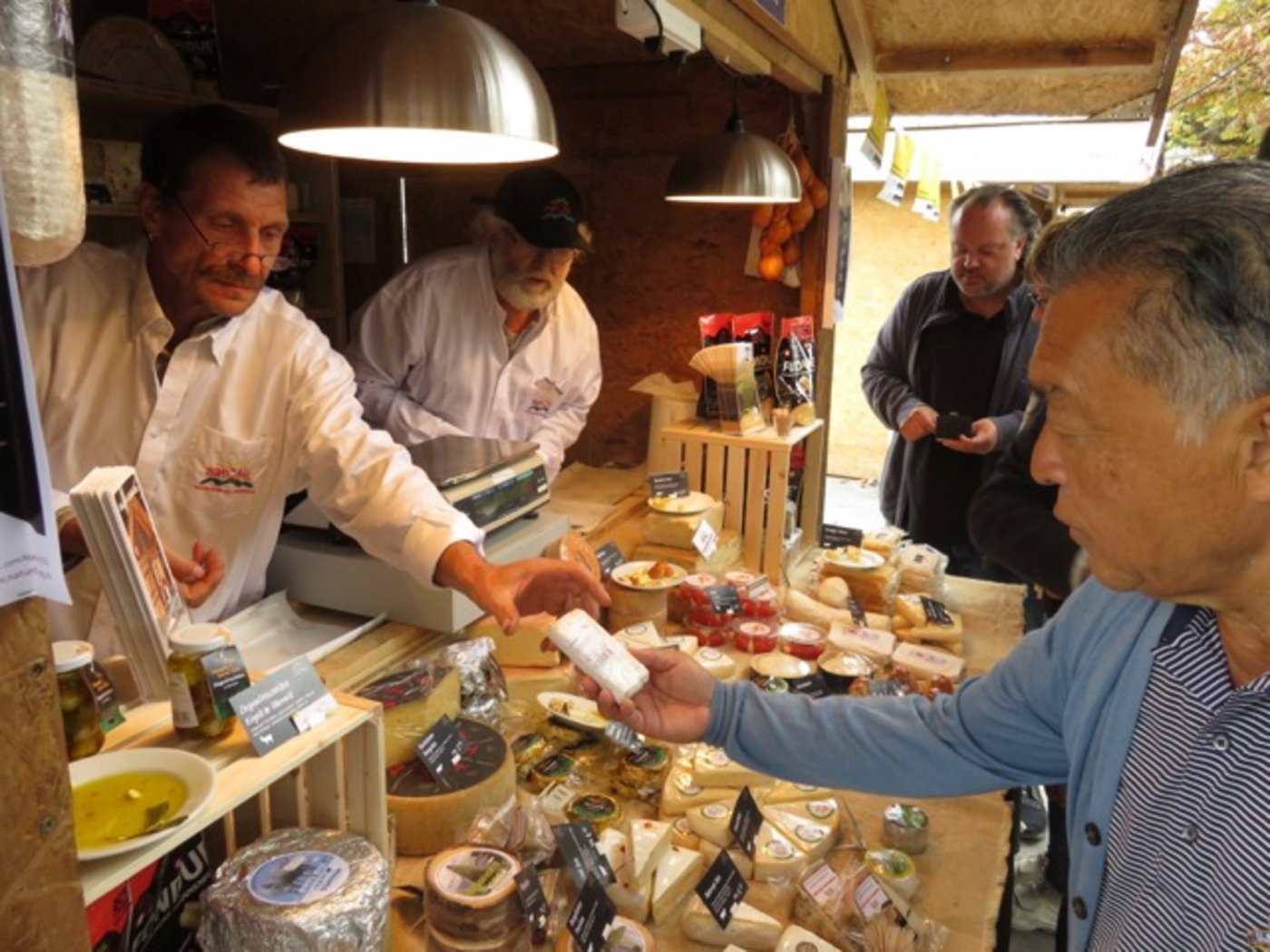 Auf dem Käsemarkt gab es viel zu probieren.