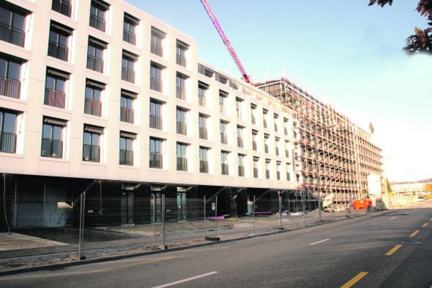 Der Neubau ist im Vordergrund bereits mit der neuen Fassade versehen. Der hintere Teil ist erst im Rohbau fertig erstellt und lässt die Holzkonstruktion erahnen. (Bilder Roland Müller)