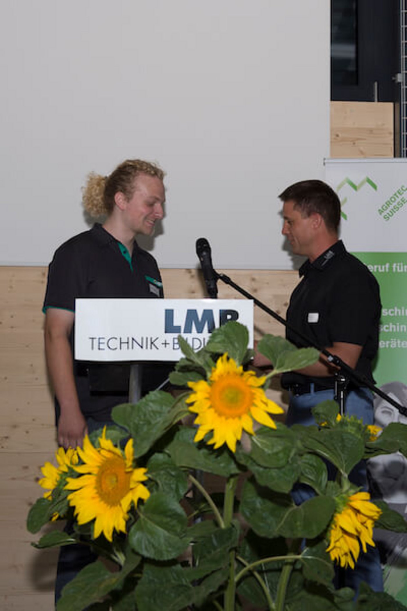 Jeremias Heimgartner, der 2018 an gleicher Stelle sein EFZ entgegennahm, stellte die Swiss Skills vor.