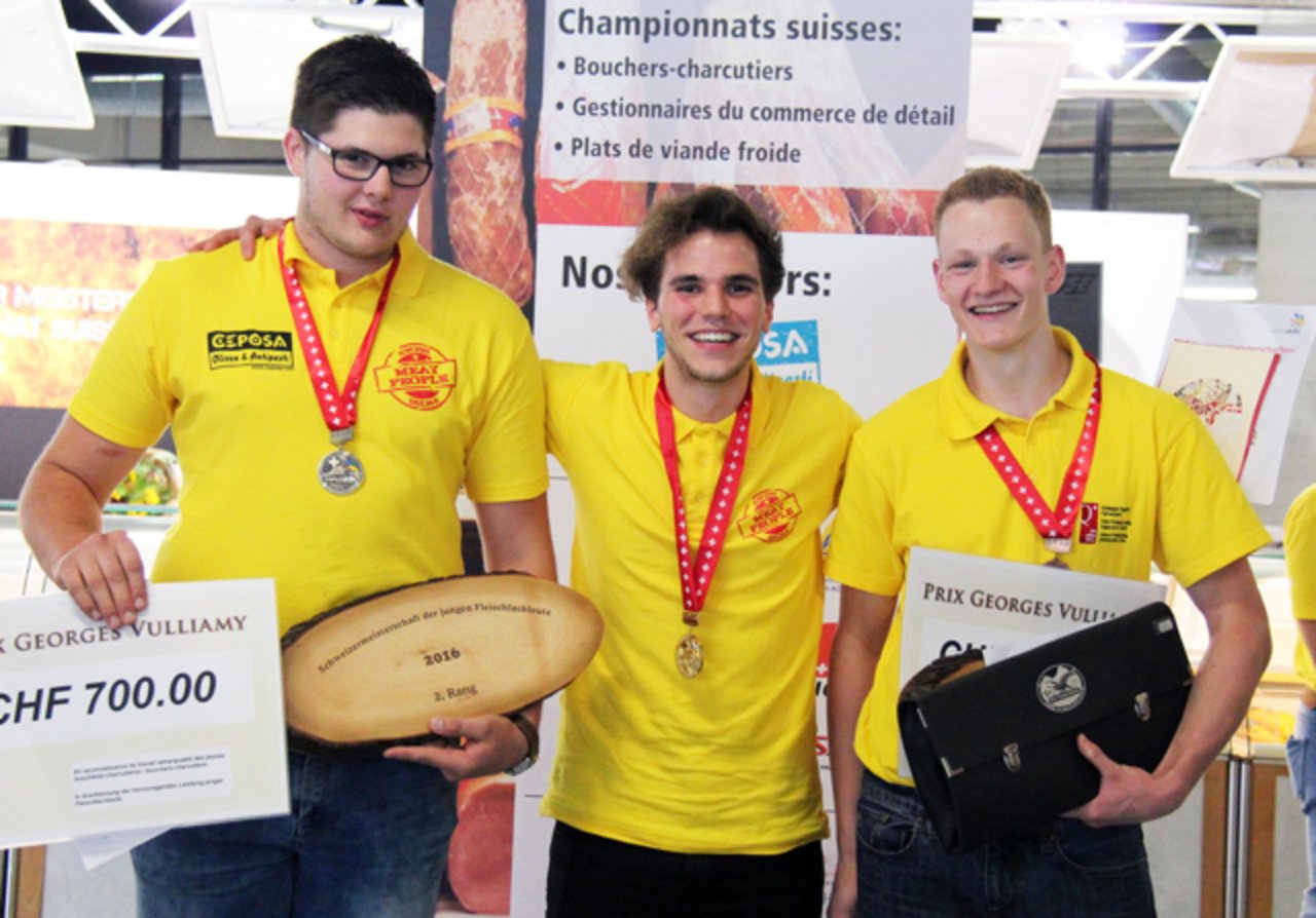 Die Siegerinnen der Schweizermeisterschaft 2016 der jungen Fleischfachleute: v.l.n.r Severin Schwander (Silber), Markus Wüthrich (Gold), Patrick Hüppi (Bronze). (Bilder zVg)