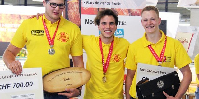 Die Siegerinnen der Schweizermeisterschaft 2016 der jungen Fleischfachleute: v.l.n.r Severin Schwander (Silber), Markus Wüthrich (Gold), Patrick Hüppi (Bronze). (Bilder zVg)