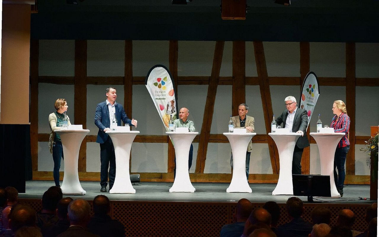 Die Diskussionsrunde am Podium der Berner Landwirtschaft vom vergangenen Freitag in Münsingen befasste sich mit dem Konsumenten (v. l. n. r.): Regina Moser, Martin Rufer, Matthias Meier, Mathias Binswanger, Christian Hofer und Aline Gerber.
