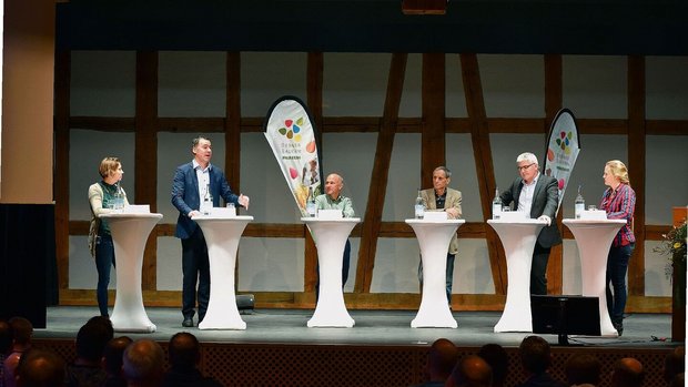 Die Diskussionsrunde Die Diskussionsrunde am Podium der Berner Landwirtschaft vom vergangenen Freitag in Münsingen befasste sich mit dem Konsumenten (v. l. n. r.): Regina Moser, Martin Rufer, Matthias Meier, Mathias Binswanger, Christian Hofer und Aline Gerber.