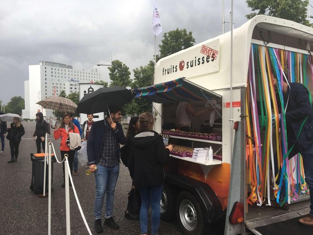 Obstverband startet eine «Tour de fruits» und verteilt gratis Obst und Säfte Während über einem Monat tourt das SOV-Früchtemobil durch die ganze Schweiz. (Bild zVg)
