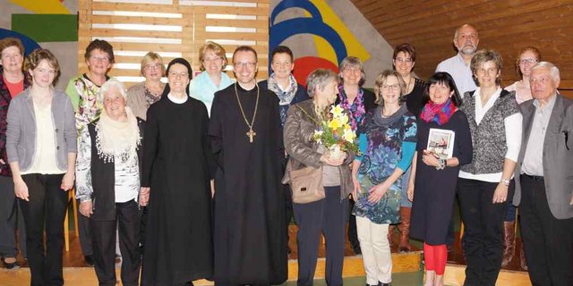 Vordere Reihe von links: Luzia Egli-Wicki; Berta; Priorin Irene Gassmann, Abt Urban Federer; Verena Zehnder, Maya Graf, Susann Bosshard-Kälin, Vreni Föhn-Zurfluh, Carl August Zehnder. Hintere Reihe von links: Ruth Haug-Eggenberger, Marie-Theres Waser-Küttel, Rosmarie Mazenauer-Wicki, Rita Schuler-Schöpfer, Paula Zurfluh-Bieri, Rita Burkard-Laubacher, Sandra Koch Schmid, Jürg Bosshard, Nicole Scheuber-Bieber. (Bild Anton Scheiwiller)