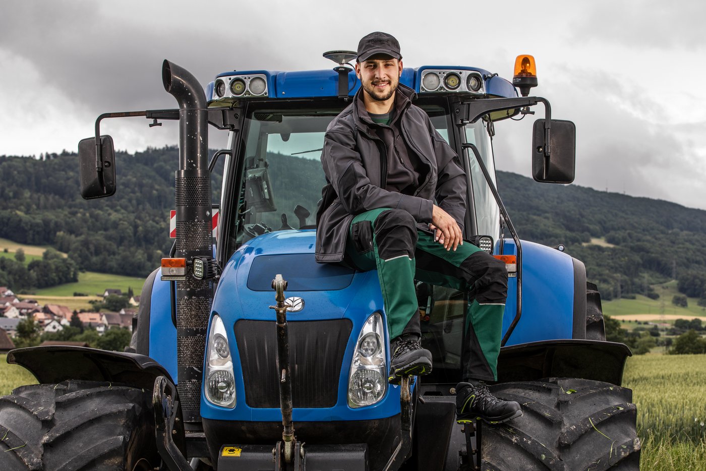 Elias Egli in seinen neuem Arbeitsoutfit, zu Verfügung gestellt von Urech Lyss. (Bild: Pia Neuenschwander)