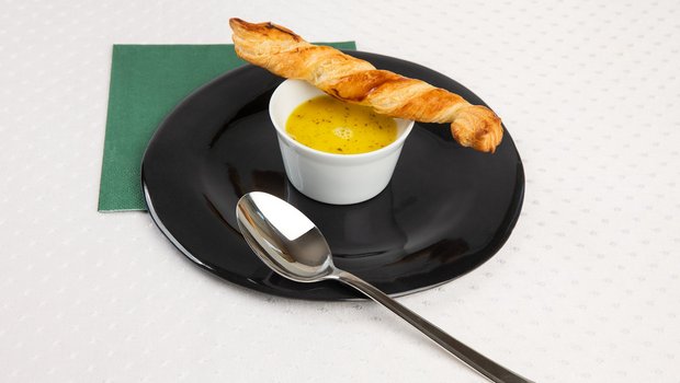 Landfrauenküche 2019: Die Vorspeise von Aurelia Joly Chasselassuppe mit Blätterteiggebäck. (Bild SRF/ Ueli Christoffel)