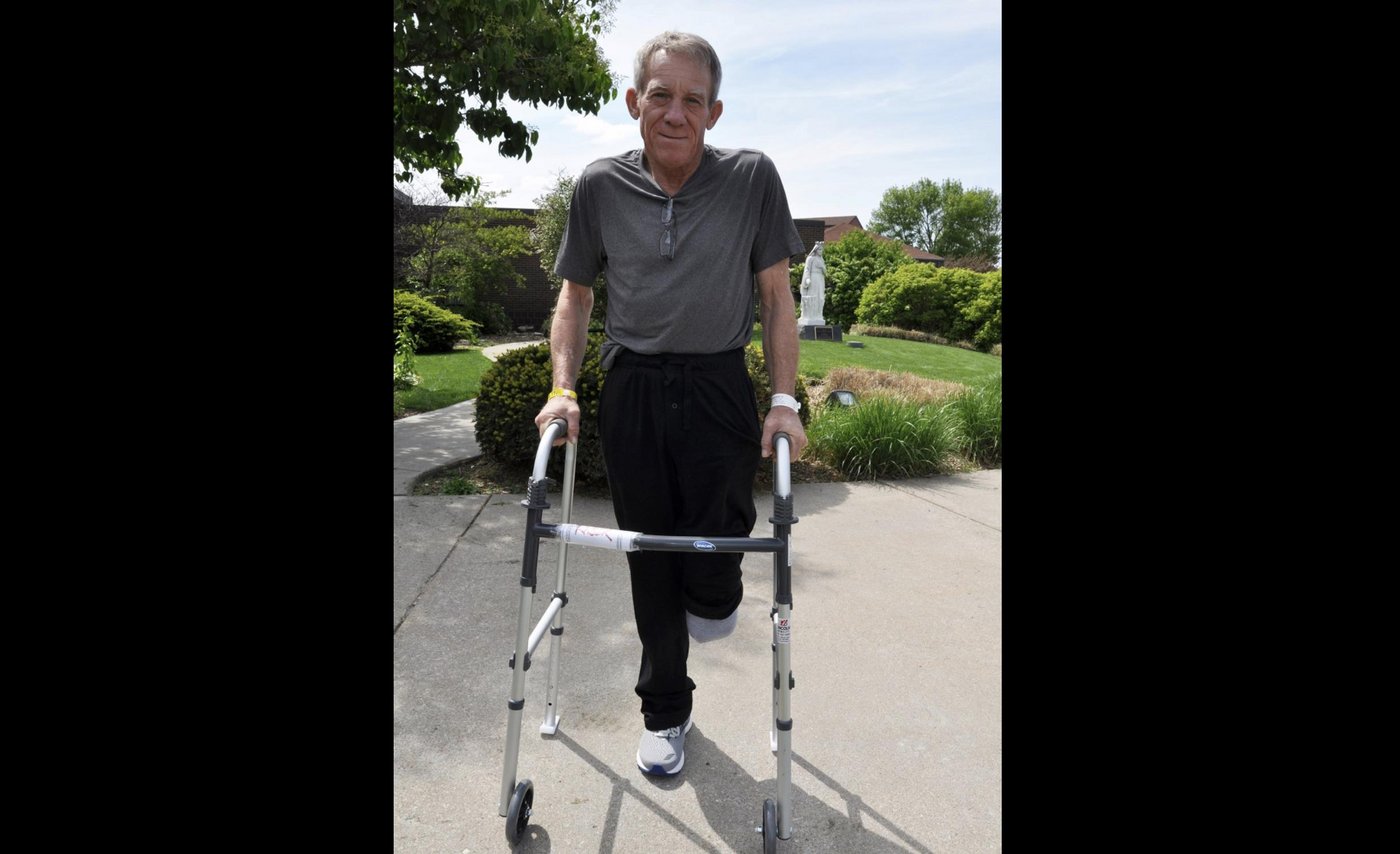 Farmer Kurt Kaser soll eine Prothese bekommen und will bald schon wieder auf seiner Farm arbeiten. (Bild Facebook Madonna Rehabilitation Hospitals)