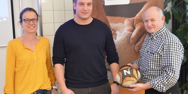 Mirjam Lüthi, Curdin Orlik und Marco Berwert präsentieren das neue Brot. (Bilder asa)