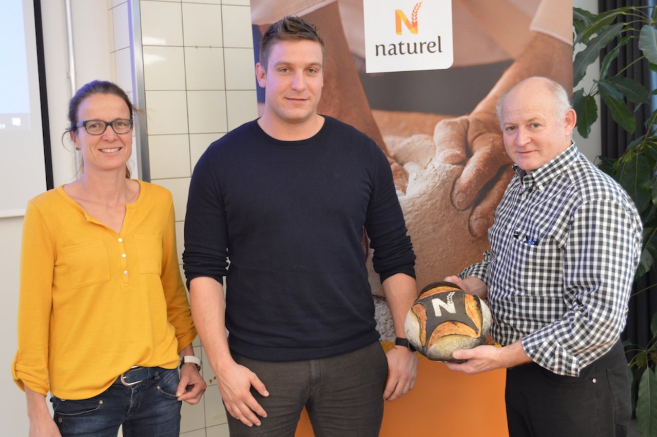 Mirjam Lüthi, Curdin Orlik und Marco Berwert präsentieren das neue Brot. (Bilder asa)