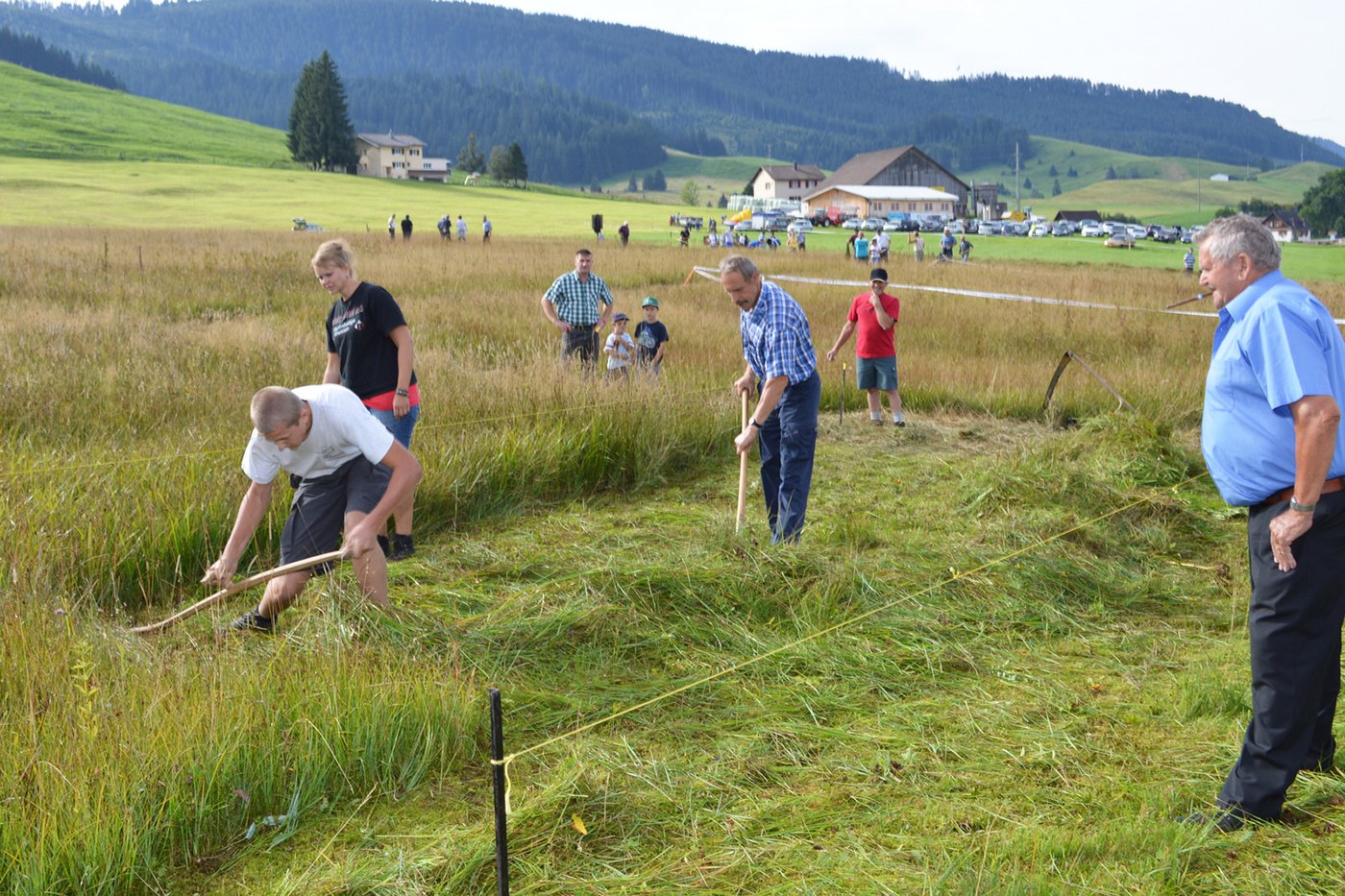 Der 14-jährige Christian Föhn aus Rickenbach SZ in vollem Einsatz. Er wird von Tante Brigitte betreut und von Grossvater Alois Wiget (rechts) angespornt. 
