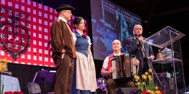 Der Familiengottesdienst am Sonntagmorgen wurde vom Jodelduett Irma Schatt und Markus von Rotz mit der Unterstützung von Urban Koller (an der Handorgel) begleitet. (Bild zVg)