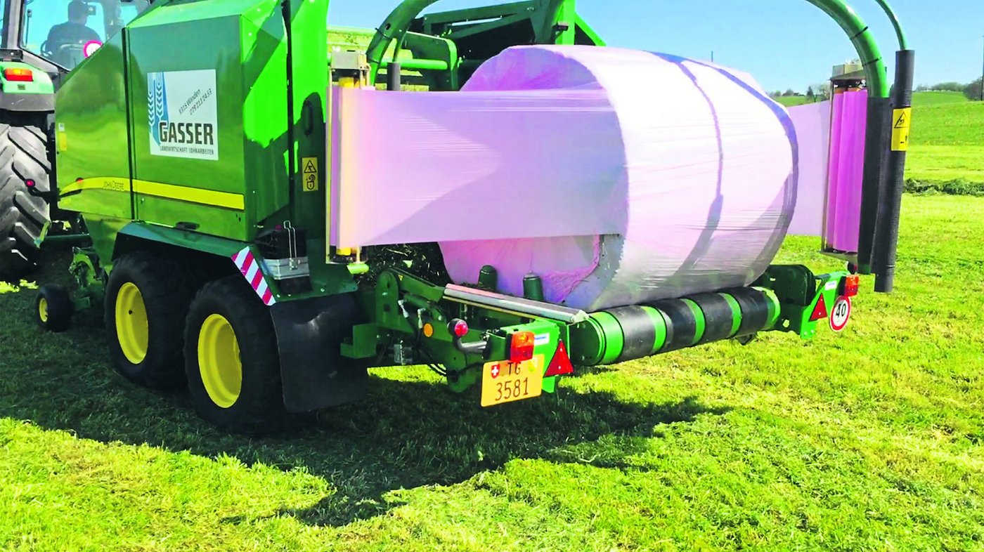 Man kann sie nun auch in der Schweiz entdecken: Die pinken Siloballen. (Bild zVg)